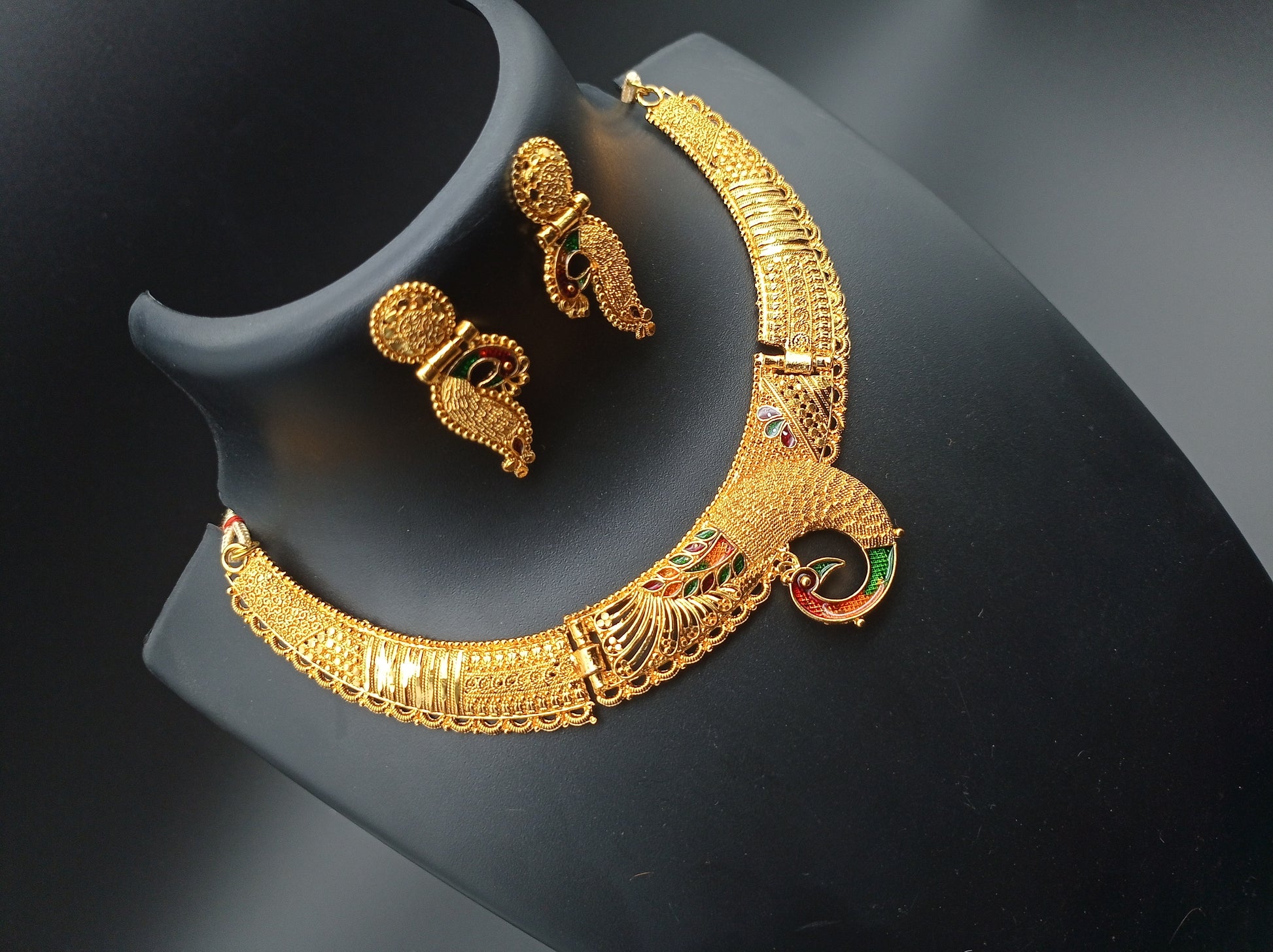Alloy Golden Designer Necklaces Set
