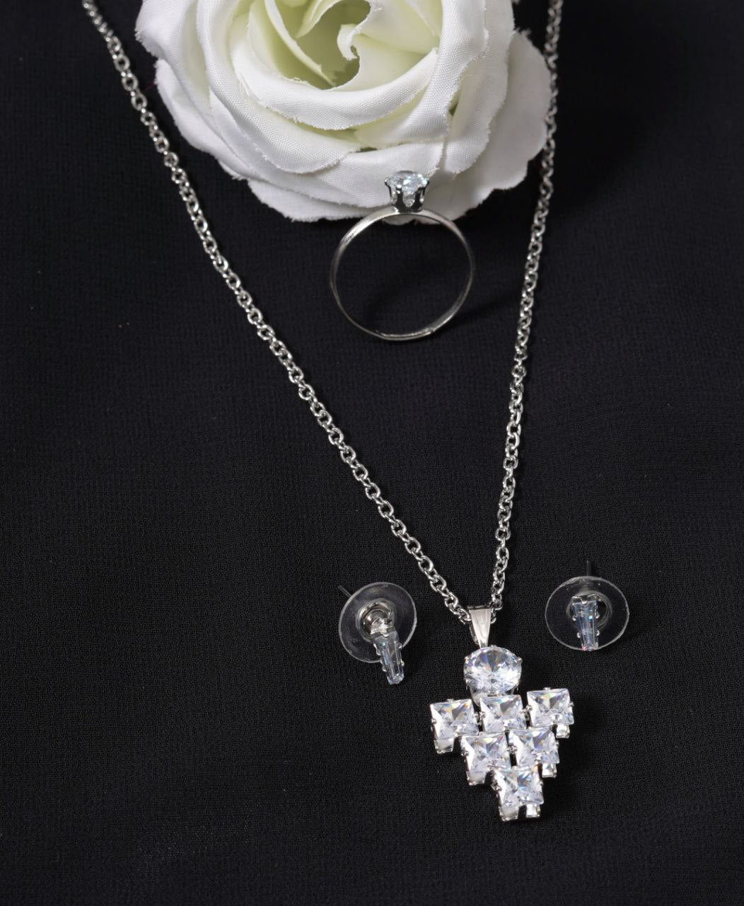 Gujju Latest Pendent Chain With Earrings